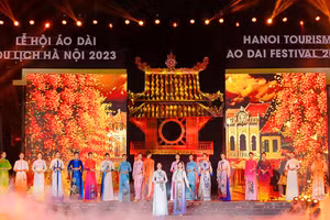 Nhà thiết kế Vũ Thảo Giang (thứ 3 từ phải sang) cùng các người mẫu trong bộ sưu tập 'Minh châu Hà thành'. Ảnh: NVCC.