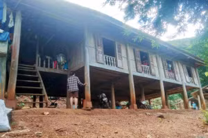 Ngôi nhà sàn truyền thống của dân tộc Mường ở bản Tà Pung, xã Tà Hộc. 