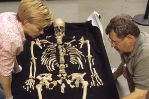 Nhà nhân chủng học Douglas Owsley (bên phải) đang nghiên cứu bộ xương 'Người đàn ông Kennewick' năm 2006.