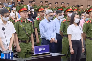 Các bị cáo nghe HĐXX sơ thẩm tuyên án.