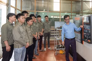 Giảng viên khoa Cơ khí hướng dẫn sinh viên thao tác trên máy gia công CNC