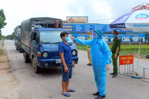 Các chốt kiểm soát liên ngành phòng, chống dịch tạo “làn xanh” đối với người đi trên các phương tiện, xe cứu thương, xe vận tải... Ảnh (T.L)