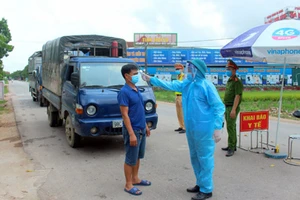 Các chốt kiểm soát liên ngành phòng, chống dịch tạo “làn xanh” đối với người đi trên các phương tiện, xe cứu thương, xe vận tải... Ảnh (T.L)