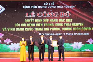 Ông Nguyễn Thanh Long, Uỷ viên BCH Trung ương Đảng, Bộ trưởng Bộ Y tế trao quyết định xếp hạng bệnh viện hạng đặc biệt cho Lãnh đạo Bệnh viện Trung ương Thái Nguyên