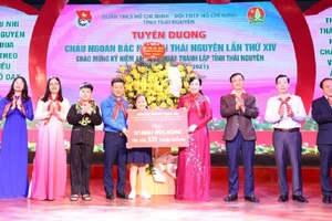 Bí thư Tỉnh ủy Nguyễn Thanh Hải trao 131 suất học bổng trị giá 131 triệu đồng cho các đại biểu cháu ngoan Bác Hồ.