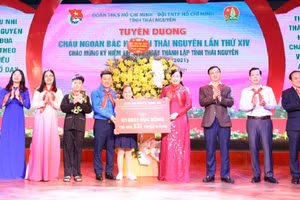 Bí thư Tỉnh ủy Nguyễn Thanh Hải trao 131 suất học bổng trị giá 131 triệu đồng cho các đại biểu cháu ngoan Bác Hồ.