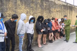 Các đối tượng có hành vi sử dụng trái phép chất ma túy tại quán karaoke bị cơ quan chức năng phát hiện