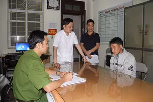 Cơ quan chức năng lấy lời khai của đối tượng Lý Láo Lủ.