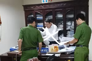Khám xét nơi làm việc của bị can Đặng Văn Quang