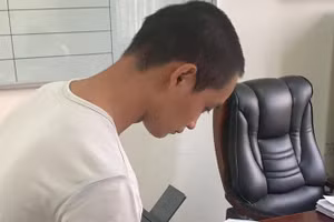 Dùng máy phô tô, scan màu và máy ép plastic để sản xuất tiền giả