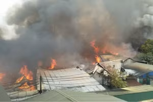 Hà Nội: Cháy lớn tại xưởng sản xuất đồ gỗ