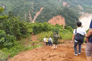 Lực lượng chức năng trên đường vào xã Phước Lộc