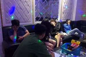 42 nam nữ dương tính với ma túy trong quán karaoke