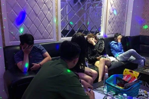 42 nam nữ dương tính với ma túy trong quán karaoke