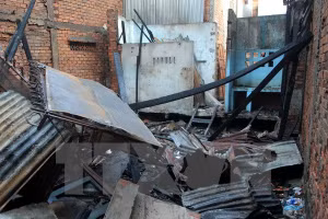 Chồng đốt bình xăng xe máy gây cháy nhà khiến vợ bị bỏng nặng