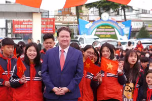 Đại sứ Hoa Kỳ tại Việt Nam Marc Knapper đã đến thăm thành phố Lào Cai và thị trấn Sa Pa.