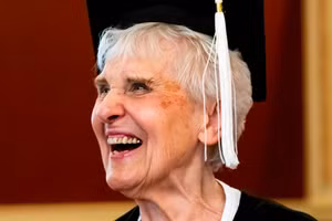 Bà Joyce DeFauw thử đội mũ tốt nghiệp trong chuyến thăm khuôn viên trường Đại học Northern Illinois vào tháng 8.