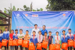 Tổ chức lễ khởi công xây dựng 2 ngôi nhà khăn quàng đỏ và tặng quà cho các em học sinh.