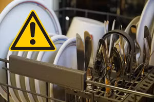 Có một số vật bạn nên tránh cho vào máy rửa bát.
