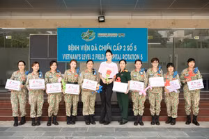 Hoa hậu Bảo Ngọc tiếp sức 10 nữ chiến sĩ Mũ Nồi Xanh 