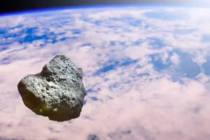 Một tiểu hành tinh có kích thước lên tới 300ft (90m), tương đương với kích thước của Tháp Elizabeth của Westminster (316ft hoặc 96m) - nơi đặt tháp Big Ben, sẽ bay với tốc độ khoảng 17.500 dặm/giờ.