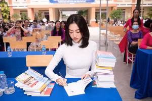 Hoa hậu Lương Thùy Linh hóa thân thành 'cô Trúc bán sách'