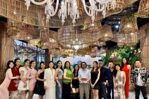 'Soi' nhan sắc dàn Hoa hậu, Á hậu nhà Sen Vàng qua 'cam thường' điện thoại