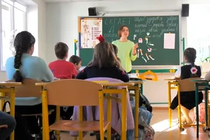 Lớp học vắng vẻ với số lượng học sinh đến lớp ít ỏi.
