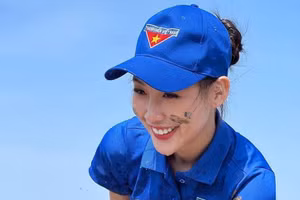 Hoa hậu Bảo Ngọc lội bùn trồng cây vẫn xinh đẹp ngút ngàn