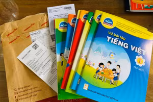 UBND TPHCM yêu cầu Sở GD&ĐT chỉ đạo các trường nhanh chóng giao SGK cho học sinh. Ảnh minh họa