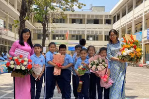 Cô Nguyễn Thị Kim Hương (trái) trong vòng tay yêu quý của học sinh