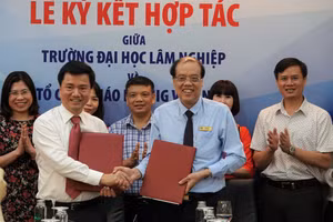 NGND.GS.TS Trần Văn Chứ (phải)- Hiệu trưởng Trường Đại học Lâm Nghiệp