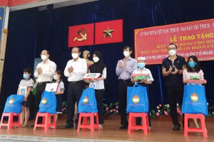 Học sinh người dân tộc thiểu số tại TPHCM được tặng máy tính để học tập