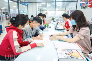 Thí sinh nộp hồ sơ xét tuyển vào Trường Đại học Kinh tế - Tài chính TPHCM (UEF)