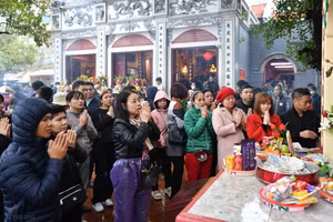 Hàng nghìn người đội mưa đi lễ Phủ Tây Hồ ngày mùng 1 cuối cùng năm Quý Mão