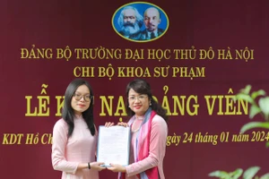 12 sinh viên ưu tú Trường ĐH Thủ đô Hà Nội được kết nạp Đảng