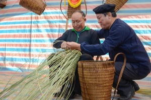 Hiện nay, đồng bào Mông ở xã Mường Phăng (TP. Điện Biên Phủ) vẫn lưu giữ nhiều nghề truyền thống, như: Dệt lanh, đan lát, rèn, làm hương...