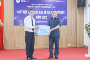 Lãnh đạo UBND TP. Điện Biên Phủ trao quà khen thưởng Điện lực thành phố.