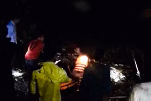 Các lực lượng chức năng xuyên đêm tìm kiếm nạn nhân.