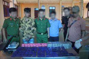 Đối tượng cùng tang vật tại cơ quan điều tra. Ảnh: Công an Điện Biên.