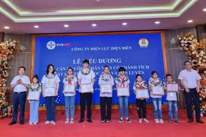 Lãnh đạo Công ty Điện lực Điện Biên trao khen thưởng cho các cháu có thành tích học tập đặc biệt xuất sắc.