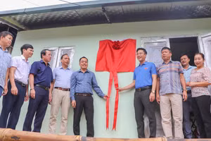 Đại diện Tỉnh đoàn Điện Biên, Báo Giáo dục & Thời đại cùng các đơn vị tài trợ khánh thành nhà Khăn quàng đỏ hỗ trợ em Lường Thị Tuyết.