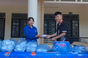 Mỗi thí sinh dự thi tại Trường THPT huyện Nậm Pồ đến bữa đều được nhận một phần cơm.