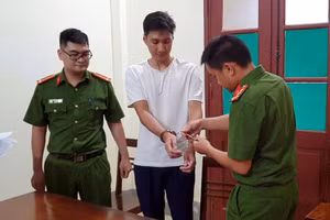 Cơ quan Cảnh sát điều tra (Công an tỉnh Điện Biên) thi hành lệnh bắt tạm giam đối với Tăng Duy Thành. Ảnh: Thành Trung.