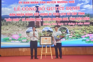 Đại diện chính quyền, nhân dân huyện Mường Nhé đón nhận Bằng xếp hạng di tích lịch sử "Đồn Pháp".