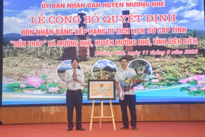 Đại diện chính quyền, nhân dân huyện Mường Nhé đón nhận Bằng xếp hạng di tích lịch sử "Đồn Pháp".