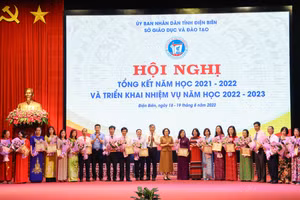 Các cá nhân nhận Huy hiệu Vì sự nghiệp xây dựng và phát triển tỉnh Điện Biên do UBND tỉnh Điện Biên trao tặng.