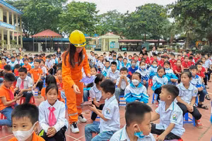 Học sinh Trường Tiểu học xã Thanh Yên tham gia hoạt động trải nghiệm an toàn và tiết kiệm khi sử dụng điện.