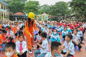 Học sinh Trường Tiểu học xã Thanh Yên tham gia hoạt động trải nghiệm an toàn và tiết kiệm khi sử dụng điện.