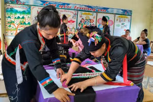 Tỉnh Điện Biên thực hiện truyền dạy nghề làm trang phục truyền thống cho 20 phụ nữ dân tộc Cống.